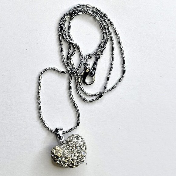 White Heart Shape Pendant On 18K Silver Necklace - Picture 2 of 12